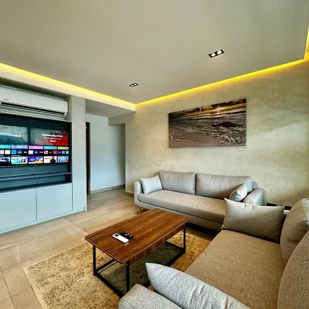 Modern 2 Bedroom Ground Floor Apartment!