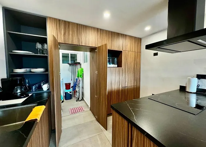 Modern 2 Bedroom Ground Floor Apartment! Holiday home